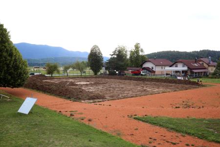 OBNOVA NOGOMETNEGA IGRIŠČA IN TEKAŠKE STEZE PRI OŠ CERKNICA 10 FOTO LJUBO VUKELIČ